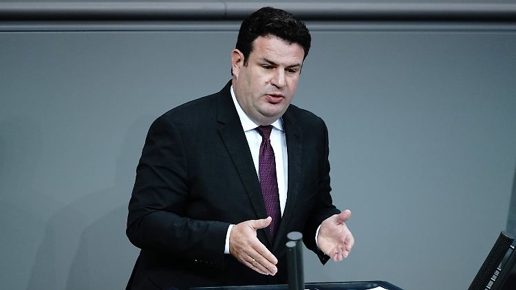 Arbeitsminister Hubertus Heil will für Arbeitnehmer einen verbindlichen Anspruch auf mindestens 24 Tage Homeoffice im Jahr durchsetzen. 