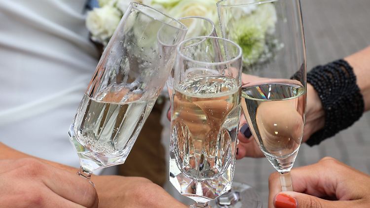 16 Gäste der Hochzeitsfeier sind nach Angaben der Behörden im Ortenaukreis mittlerweile infiziert. (Symbolbild)