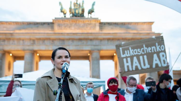Tichanowskaja mit ihren Unterstützern auf dem Pariser Platz.