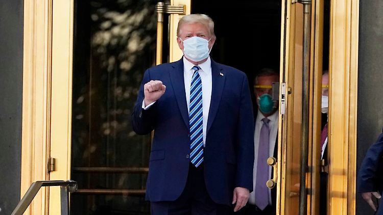 Die Schutzmaske nahm Trump im Weißen Haus wieder ab.