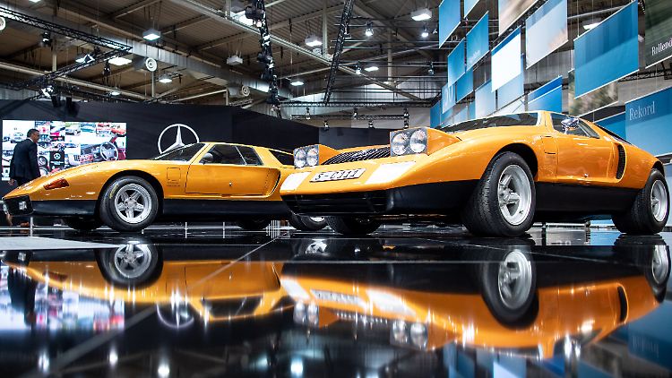 Ein Mercedes-Benz C111 von 1969 und ein Mercedes-Benz C111-II von 1970 (v.r.) bei der Techno Classica 2019.