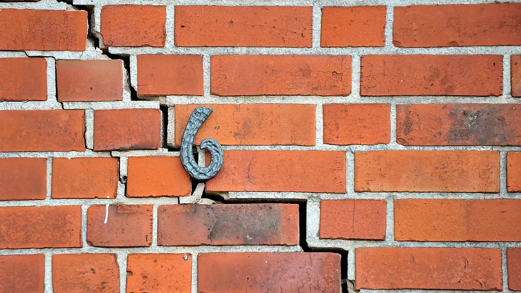 Tiefe-Risse-in-der-Fassade-viele-Schaeden-entstehen-ueber-eine-laengere-Zeit-und-selten-nur-durch-etwas-Frost-im-Winter