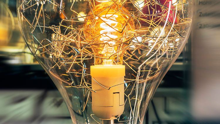 Wie energiesparend eine Lampe ist,  zeigt das EU-Energielabel auf der Verpackung. 