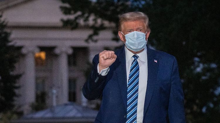 Hier noch mit Maske: Trump nach seiner Ankunft vor dem Weißen Haus.