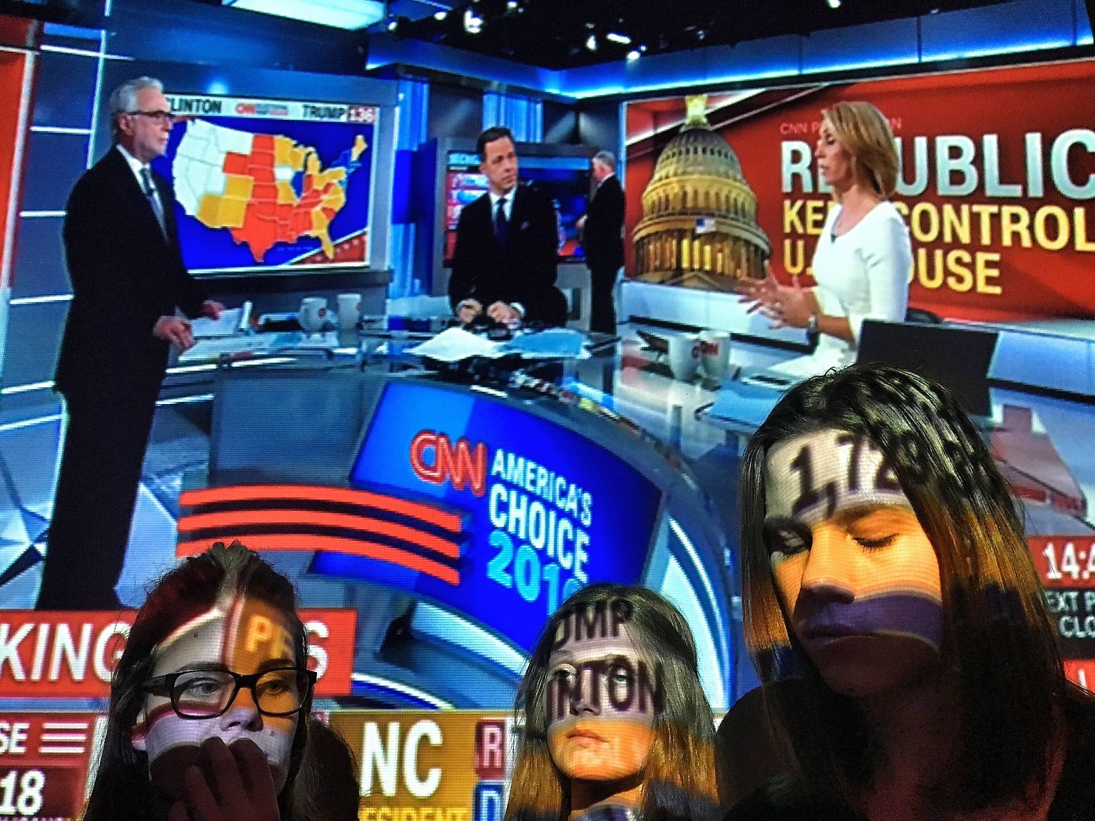 Der 8. November 2016 - die USA durchleben die Wahlnacht "Trump vs Clinton". Im Fernsehen ...