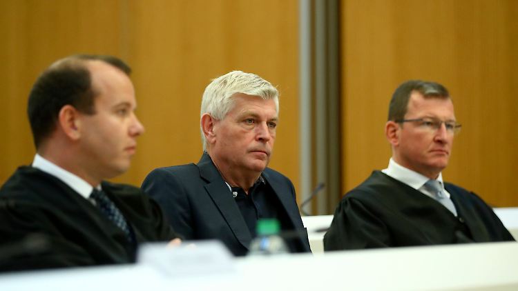 Wolfgang Hatz (Mitte) war einst Forschungs- und Entwicklungsvorstand bei Porsche sowie Leiter der Aggregateentwicklung bei Volkswagen - die Vorwürfe, er habe vom Dieselbetrug gewusst, weist er über seine Anwälte zurück.