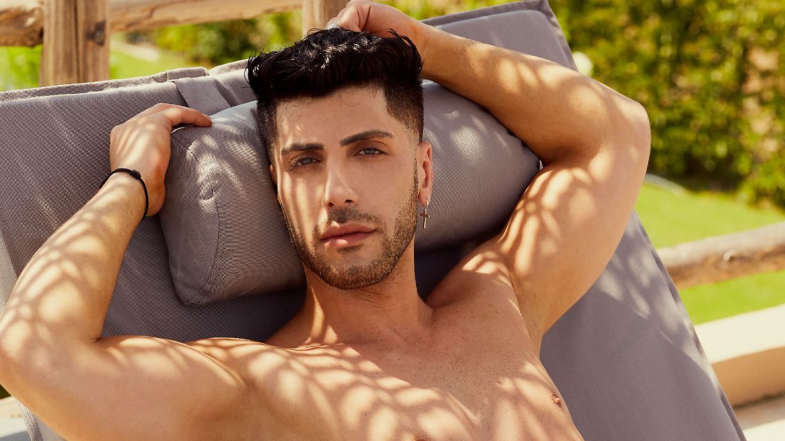 Der selbsternannte "Badboy" Roman sucht in der Gay-Kuppelshow ebenfalls nach einem "bösen" Jungen mit viel Temperament. Doch hinter der coolen Fassade verbirgt sich bei dem 32-jährigen Promoter eine liebevolle Quasselstrippe. Lässt sich der Prinz von dem schönen Muskelprotz blenden? Das erfahren Sie ab dem 12. Oktober in der zweiten Staffel der von "Prince Charming" auf TVNOW.