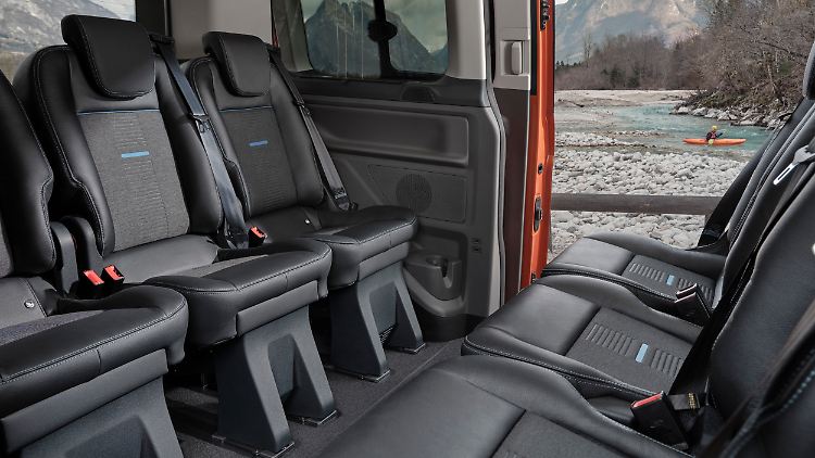 Beim Ford Tourneo Custom Active kann man sich auch auf einer Vis-à-vis-Bestuhlung durch die Pampa schaukeln lassen.