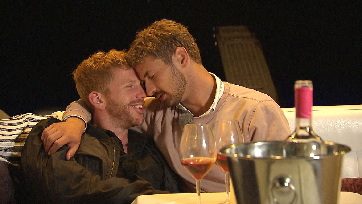 Es war die absolute TV-Sensation: Nach Formaten wie "Bauer sucht Frau" oder "Adam sucht Eva" bot TVNOW Ende 2019 mit "Prince Charming" endlich auch Männern die Chance, vor der Kamera nach ihrem Mr. Right zu suchen. Den Anfang ...