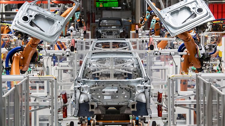 Vor allem die Vorzeigebranche Autoindustrie hat wegen Elektroautomobilität zu kämpfen.