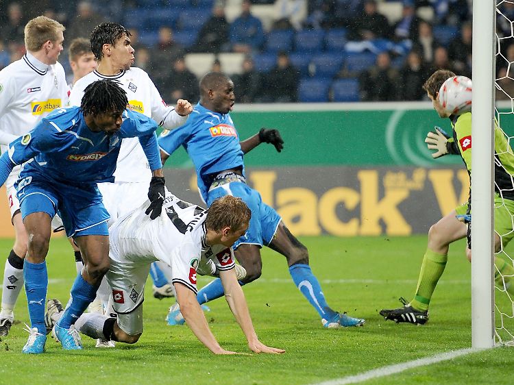 Die Entscheidung: Demba Ba trifft, umringt von drei Gladbachern, zum 2:0 gegen die Borussia.