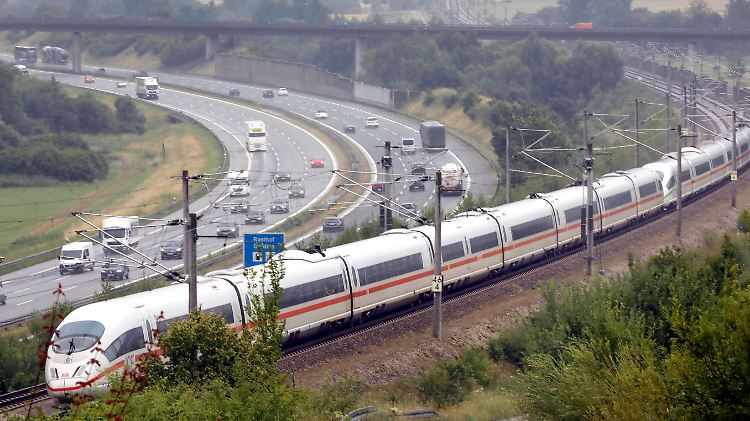 Im Schnitt ein Prozent teurer wird Bahnfahren nach Konzernangaben ab Mitte Dezember.