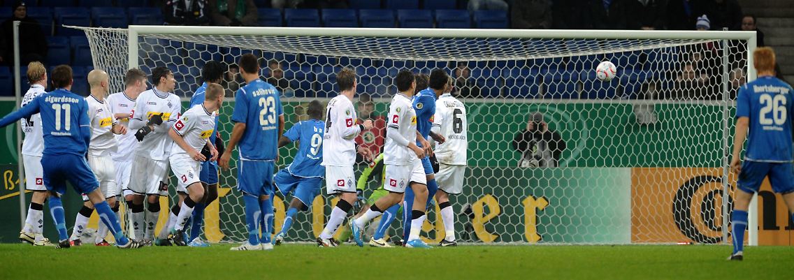 Der Anfang vom Ende: Sigurdsson trifft zum 1:0 in die Torwartecke.