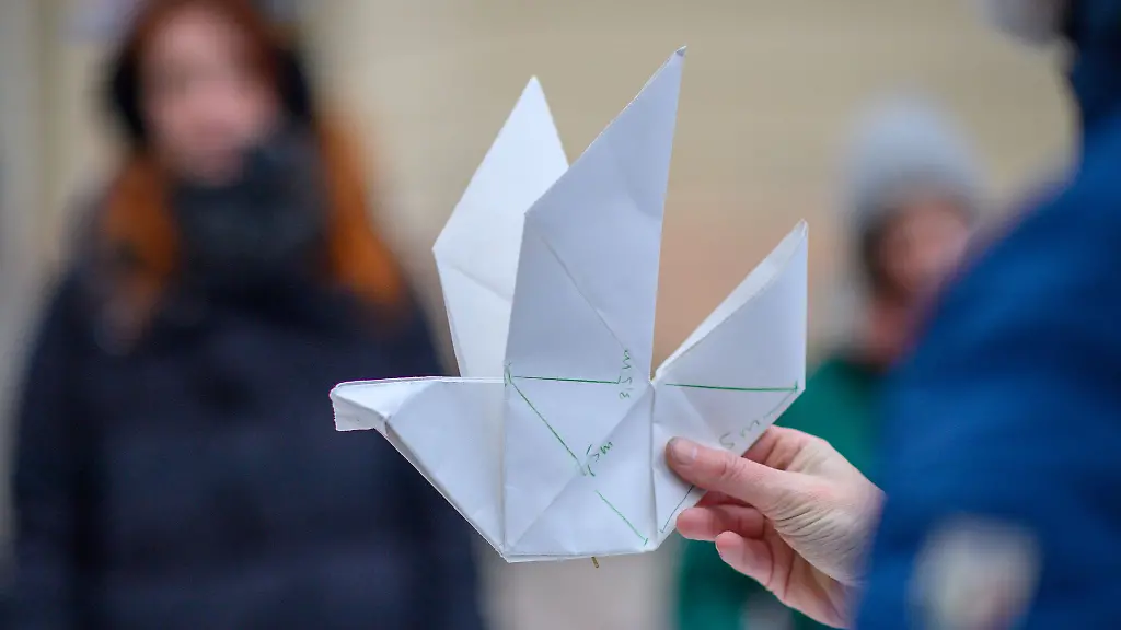 In-Genthin-soll-ein-ueberdimensionaler-Friedenskranich-gefaltet-werden