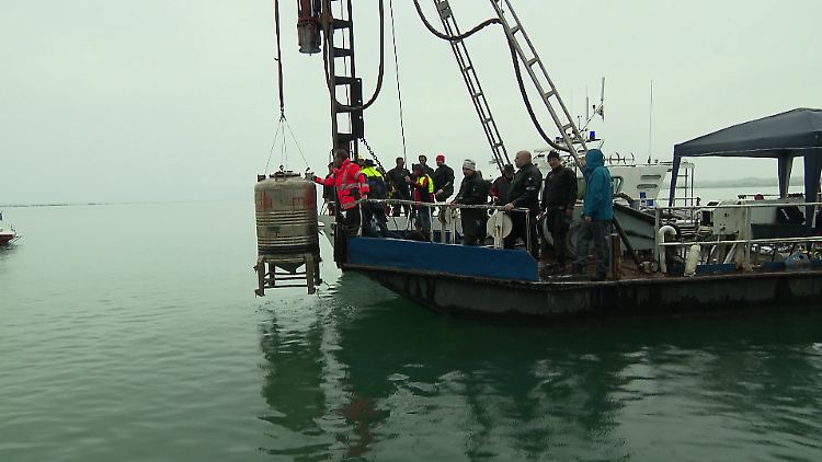 60 Meter unter dem See - nach mehr als einem Jahr in der Tiefe wird der Wein gehoben.
