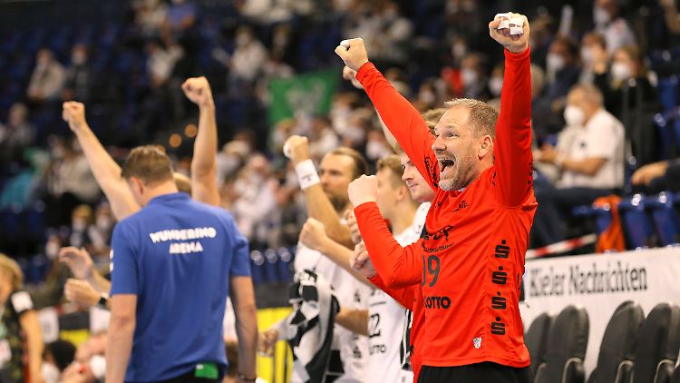 Am Ende durfte sich Mattias Andersson von draußen freuen. Zwischendurch musste der Torwart des THW Kiel aber für den Erfolg mitschuften.