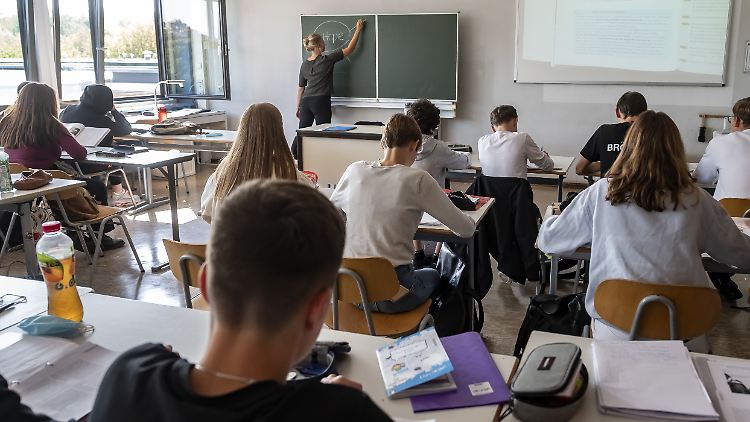 Im Herbst und Winter wird richtiges Lüften in Schulen zur Herausforderung.