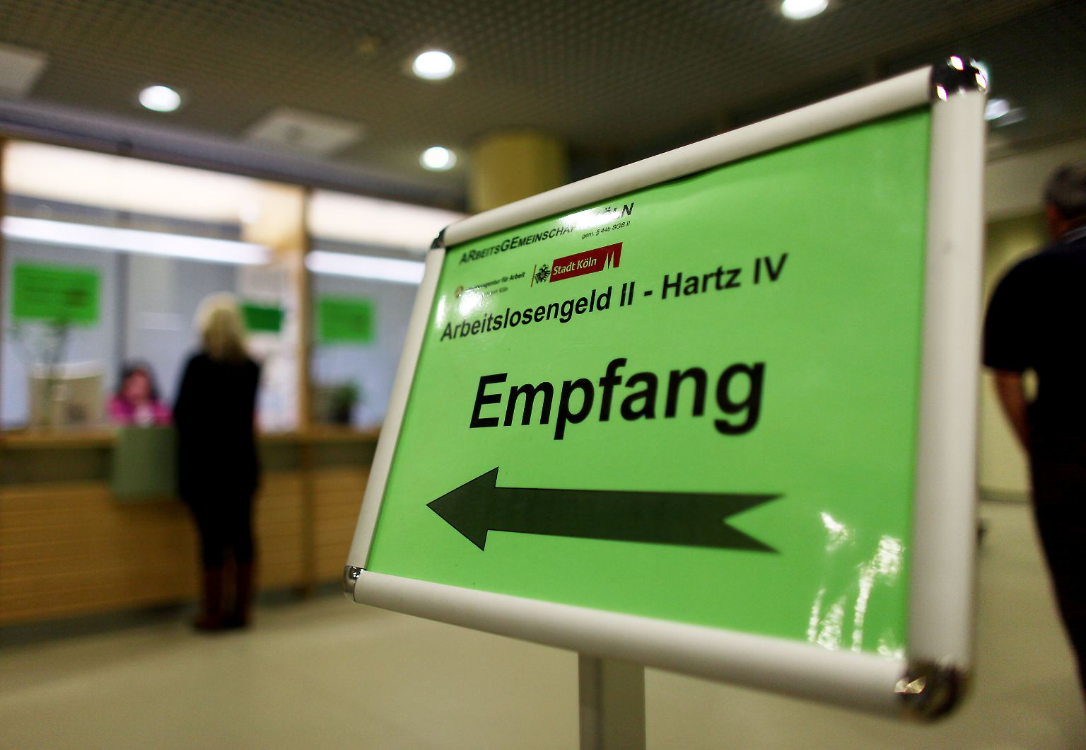 Die Pandemie hat den lange boomenden deutschen Arbeitsmarkt erschüttert. Die Zahl der Arbeitslosen ist um mehr als 600.000 gestiegen. Zeitweise waren gut sechs Millionen Menschen in Deutschland in Kurzarbeit. 