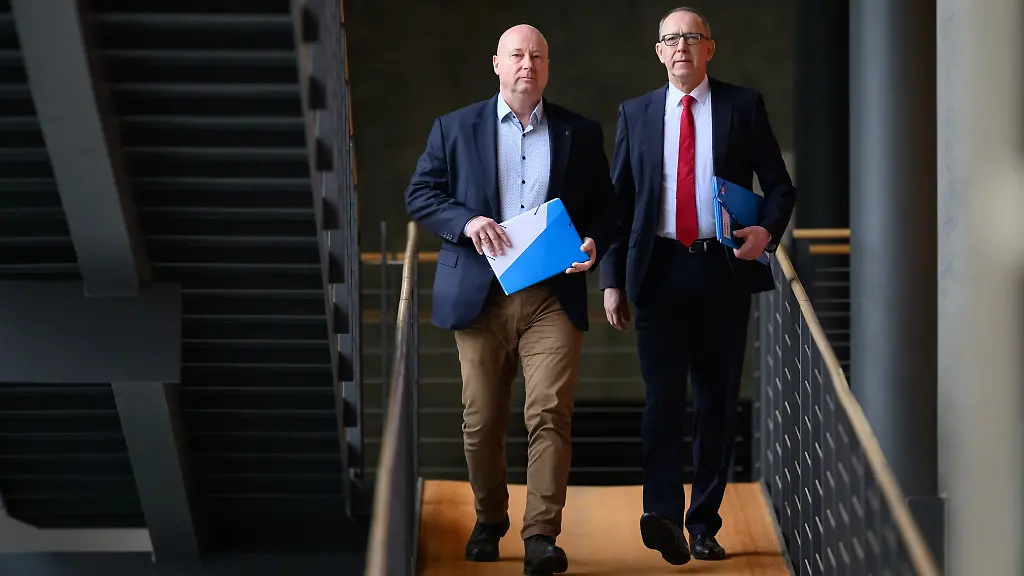 Der-AfD-Fraktionsvorsitzende-Joerg-Urban-r-kritisiert-das-Vorgehen-von-CDU-SPD-und-Gruenen