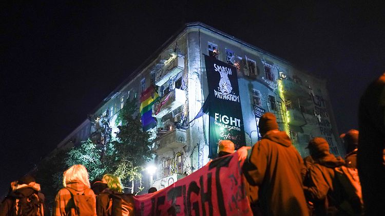 Demonstration vor dem Haus in der Liebigstraße 34