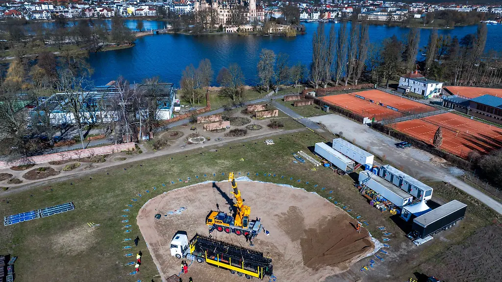 Wegen-unaufschiebbarer-Baumassnahmen-muss-das-Mecklenburgische-Staatstheater-sein-angestammtes-Gebaeude-verlassen-und-fuer-eine-Spielzeit-in-ein-Zelt-umziehen