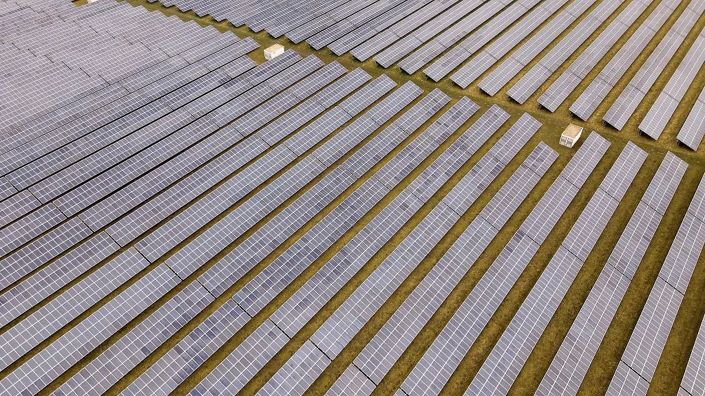 Ein-Solarpark-der-BayWa-r-e-in-Mecklenburg-Vorpommern-am-Ostseeflughafen-Barth