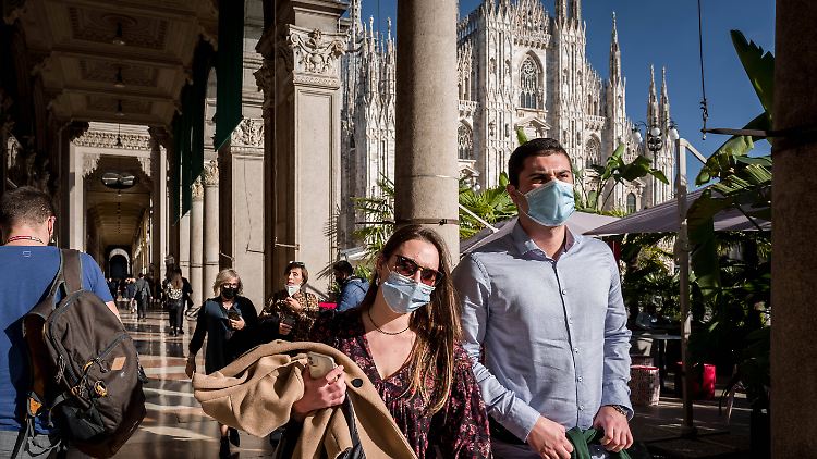 Schlendern in Mailand war nur noch mit Mund-Nase-Bedeckung erlaubt - künftig gilt diese Pflicht in ganz Italien.