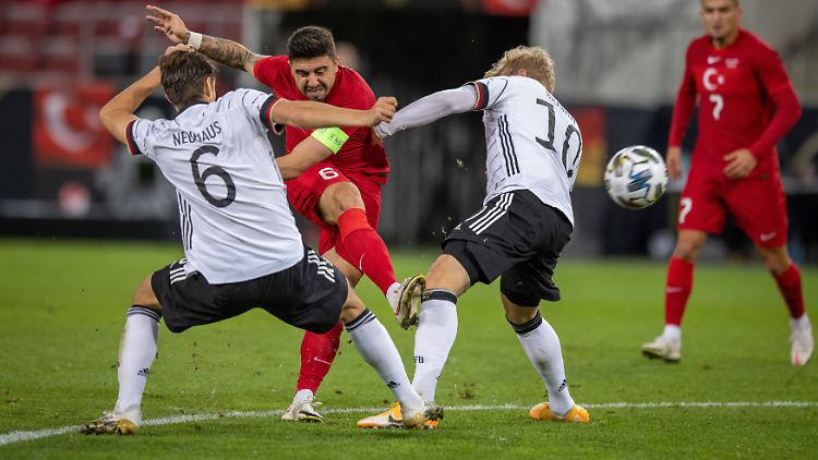 Zu spät: Ozan Tufan trifft in dieser Szene zum 1:1.