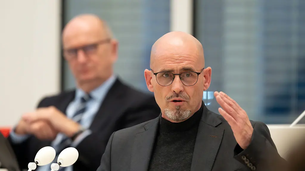 Der-BSW-Fraktionsvorsitzende-im-Brandenburger-Landtag-Niels-Olaf-Lueders-kuendigt-ein-Nein-seiner-Partei-zum-Sondervermoegen-Verteidigung-an-Archivbild