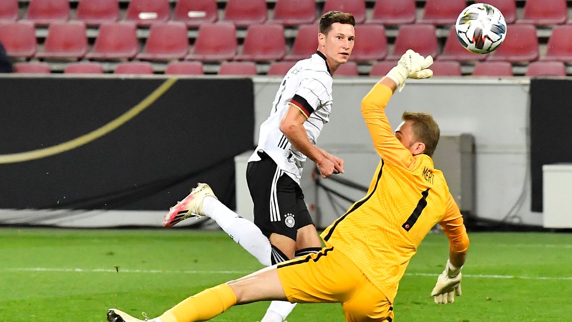 Julian Draxler: Der Kapitän sollte laut Oliver Bierhoff beweisen, dass er kein Mitläufer ist. War aber in diesem Spiel einer, bis er sehenswert den Ball zum 1:0 über den Torwart chippte. Verlor den Ball vor dem 1:1. Nach einer Stunde ausgewechselt. Muss gemessen an seinem Potenzial mehr bringen.