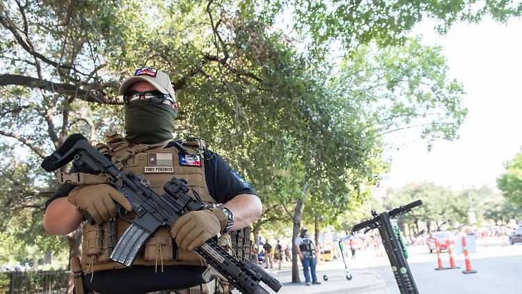 Ein Mitglied der Organisation "This Is Texas Freedom Force", die einen Präsidenten der Demokraten verhindern will.