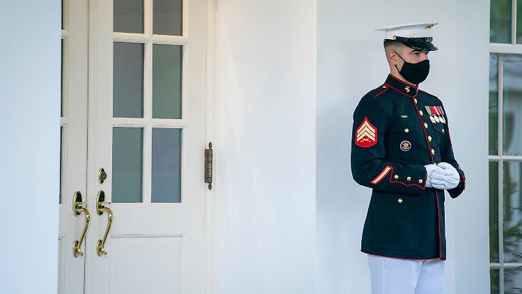 Ein Marinesoldat bewacht den Westflügel des Weißen Hauses - US-Präsident Trump arbeitet wieder im Oval Office.
