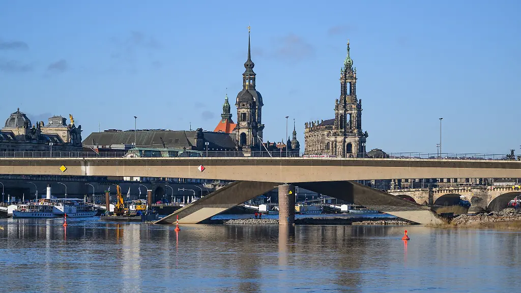 Seit-vergangener-Woche-wird-auch-in-der-Elbe-nach-Kampfmitteln-gesucht