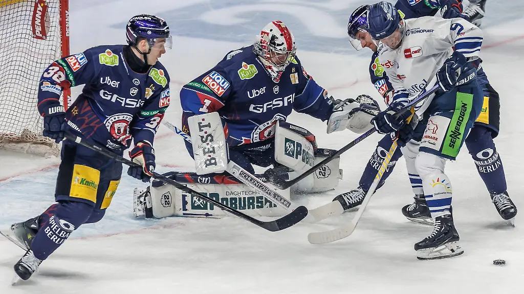 Goalie-Jonas-Stettmer-stand-beim-Sieg-der-Eisbaeren-gegen-Straubing-vor-allem-in-der-Anfangsphase-immer-wieder-im-Mittelpunkt