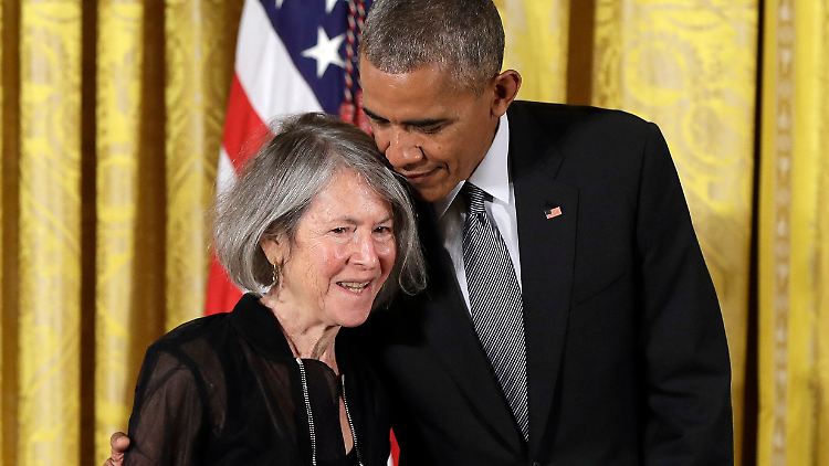 Louise Glück bekam 2016 von dem damaligen US-Präsidenten Barack Obama die "National Humanities Medal" überreicht.
