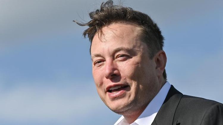 Tesla-Chef Elon Musk beim Besuch der neuen Fabrik-Baustelle bei Berlin.
