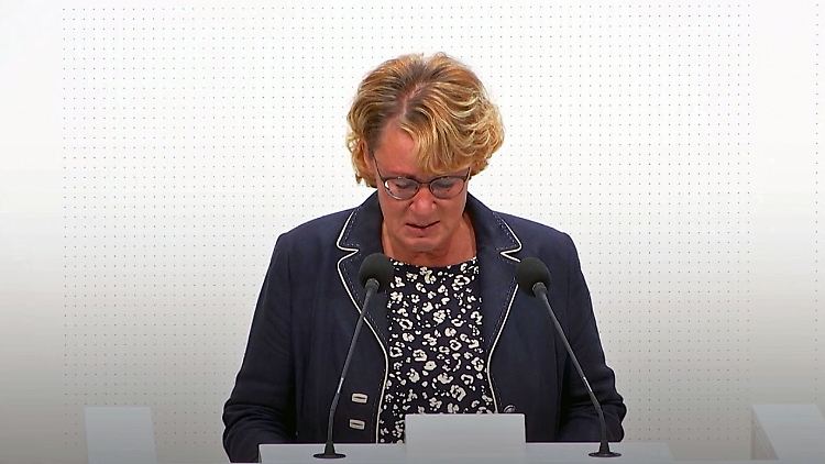 WeinendeMinisterin.jpg