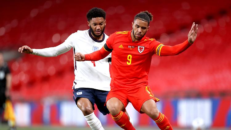 Englands Joe Gomez (l.) im Kampf um den Ball.