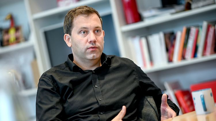 Eine Regierungspartei kritisiert die andere: SPD-Generalsekretär Klingbeil hat Zweifel an Versprechen von Gesundheitsminister Spahn.