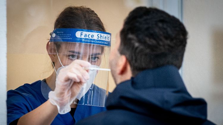 Die Rate der positiven Tests stieg zuletzt stark an.