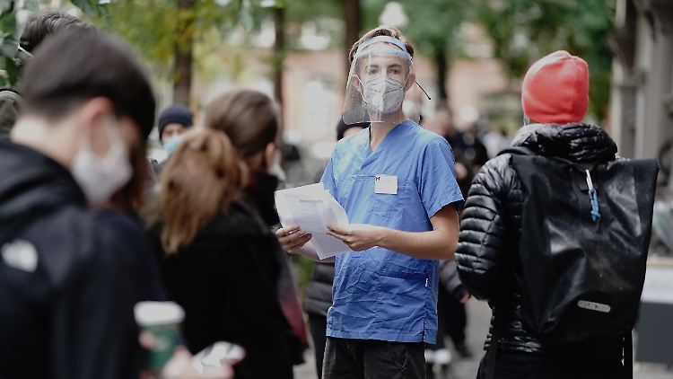 Vor einer Neuköllner Arztpraxis stehen die Patienten Schlange für einen Corona-Test.