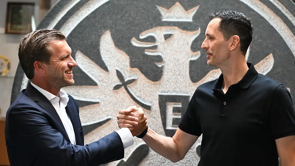 Koennen-sich-Dino-Toppmoeller-r-und-Sportvorstand-Markus-Kroesche-auf-eine-Vertragsverlaengerung-einigen