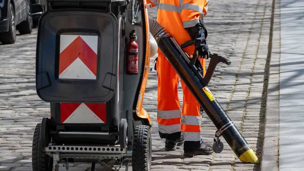 Mitarbeitende-der-Strassenreinigung-waren-ab-dem-Morgen-wieder-im-Einsatz