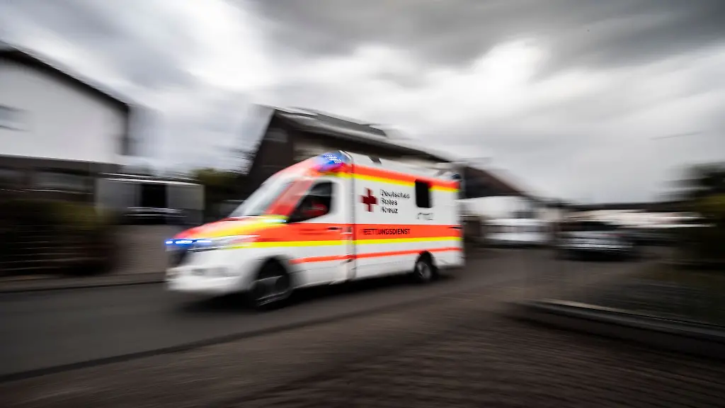 Der-Rettungsdienst-brachte-das-schwer-verletzte-Kind-in-ein-Krankenhaus