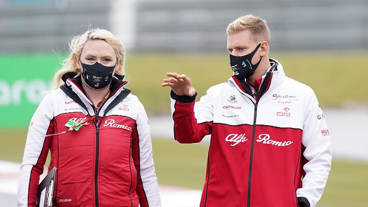 Mick Schumacher und seine Renningenieurin Ruth Buscombe haben wohl bald wieder miteinander zu tun.