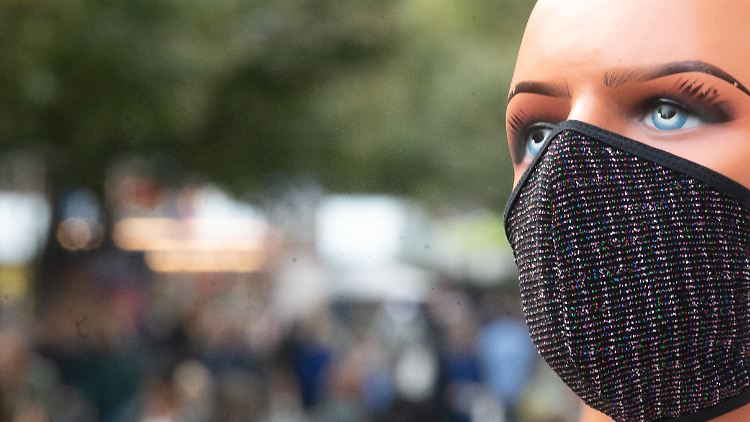 Die Maskenpflicht soll bei steigenden Fallzahlen in den Städten ausgedehnt werden. 