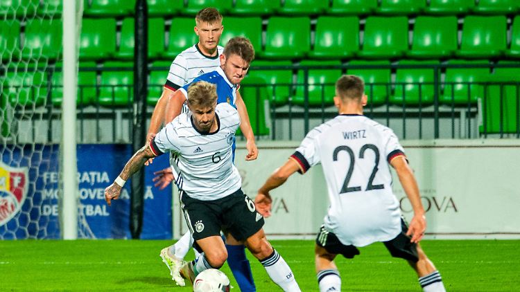 Niklas Dorsch (am Ball) und Rekord-Debütant Florian Wirtz gehörten zum erfolgreichen deutschen Minikader, der gegen Moldau ranmusste.