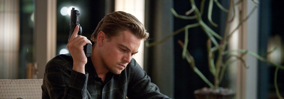 Leonardo DiCaprio spielt Dom Cobb.