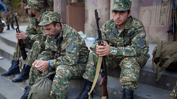 Armenische Freiwilligenrekruten: Seit knapp zwei Wochen gibt es in Berg-Karabach neue Kämpfe mit Hunderten Toten.