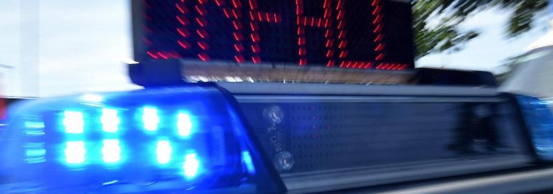 Blaulicht und LED-Laufschrift "Unfall" an einem Einsatzfahrzeug der Polizei. Foto: Holger Hollemann/dpa/Symbolbild
